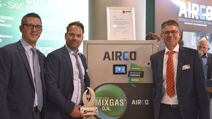 (da sininstra verso destra) La soddisfazione di Johannes Weigel (AIRCO Systems GmbH)项目经理，Carsten Sell (Responsabile Vendite AIRCO Systems GmbH)和Marius van der Hoeven (Amministratore Delegato Bystronic Deutschland GmbH)分别为客户提供了一份工作