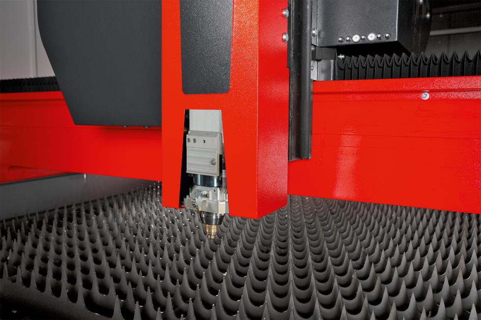 2, 5 - Bis zu mal schneller durch 10 Millimeter Edelstahl, dank der Laserpower von 10 kW im Vergleich zu den bisherigen 6 kW.