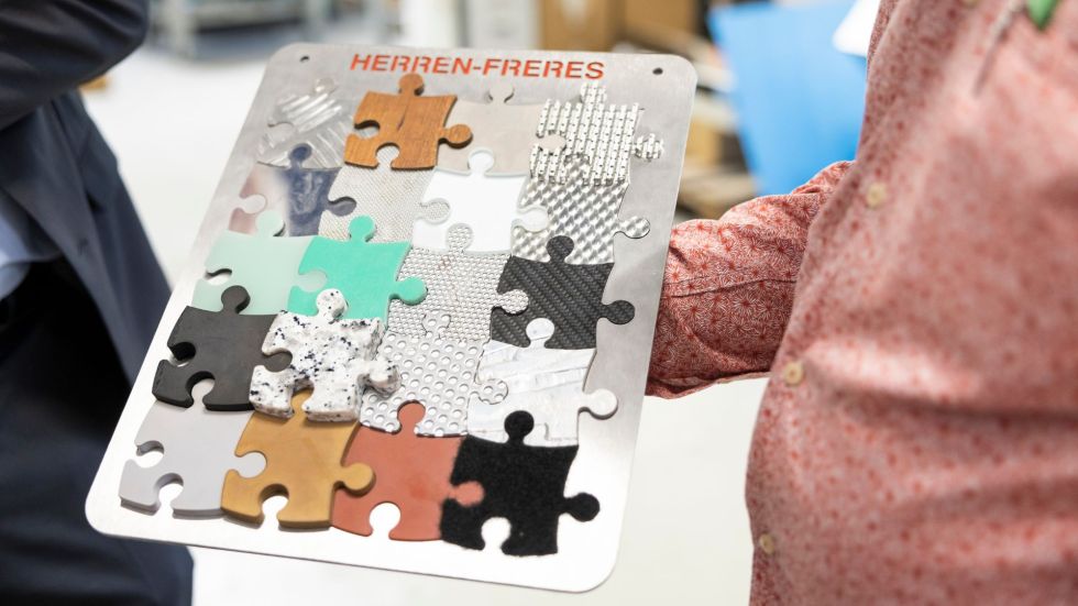 Herren Freres schneidet快一切——selbst皮革和霍尔兹。