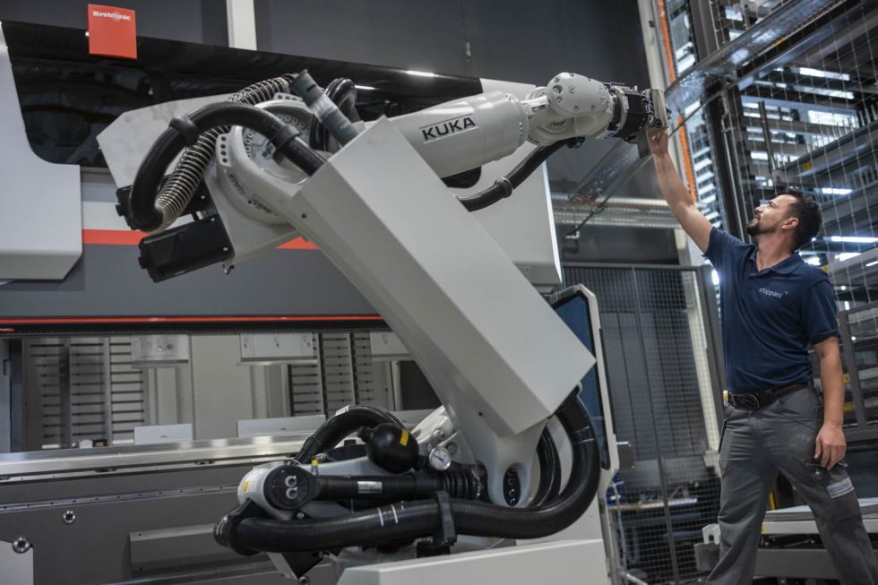 Hand in hand to success: Stoppani employees Visar Veseli and Bending the Kuka robot arm on the Cell.