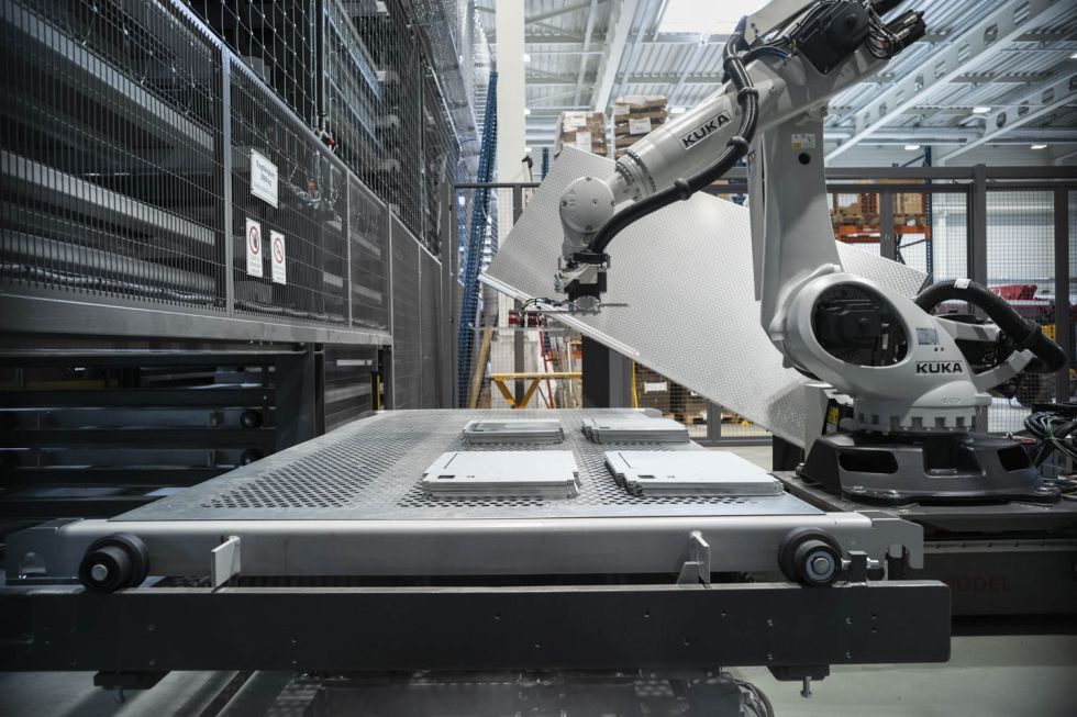Der Kuka-Roboter霍尔特死Bleche selbststandig来自民主党Hochregallager。