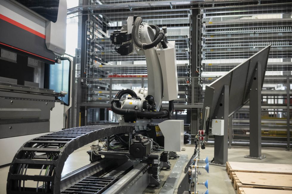 Bystronic tailor Kuka manipulator for Stoppani guide rail.