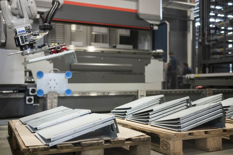 Manipulator combined bending machine which Pro the automatic processing orders, automatically change the gripper and bending die at the same time.
