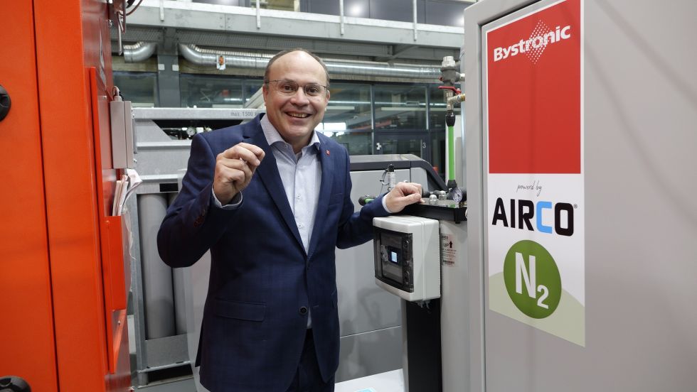 Philipp Burgener, Bystronic, general manager of the Sales AG and stood Niederonz Experience within the Center of the nitrogen generator before.