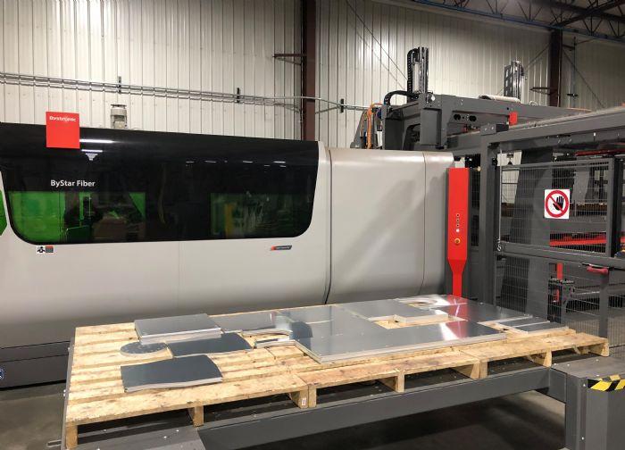 Jan-Air依赖于Bystronic part-sorting和堆垛系统集团部分从骨骼中删除工作数量和堆栈他们交付到下游操作。它也可以程序系统堆栈部分基于当他们需要的地方。例如,如果一个巢含有100像部分只需要20直接组装与其他用于存储,系统将创建两个单独的堆栈。